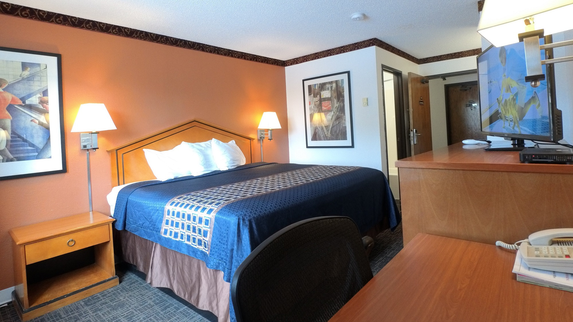 Single King Bed Non Smoking at Waconia Inn & Suites in Waconia